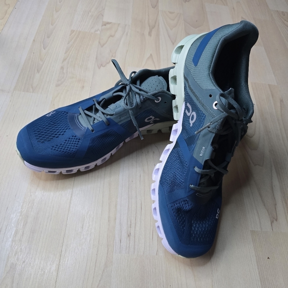 On Cloudflow 3.0 Sea/Petrol colorway Right Shoe Size 10.5 Left Shoe Size 9